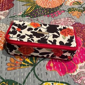 Jim Thompson Silk
Cosmetic Box - Floral